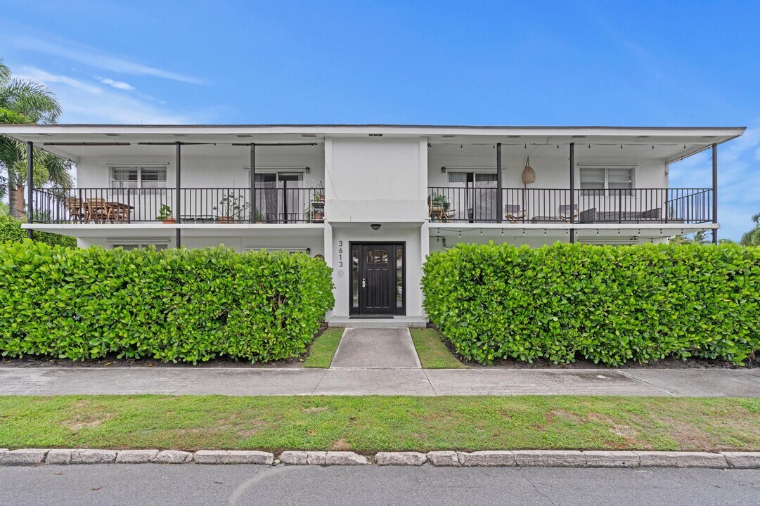 3613 Washington Rd in West Palm Beach, FL - Building Photo