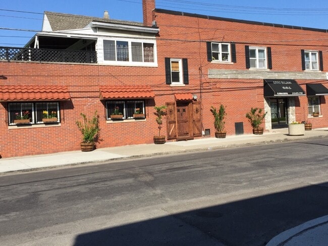 2462 Florian St, Unit 1 in Hamtramck, MI - Foto de edificio - Building Photo