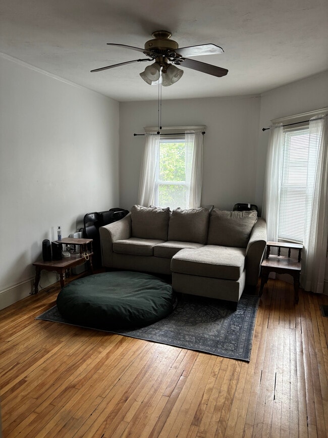 46 Channing St, Unit 1 in Worcester, MA - Foto de edificio - Building Photo