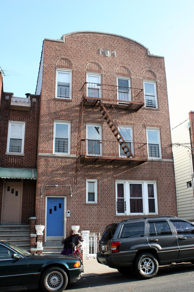 683 E 231st St in Bronx, NY - Foto de edificio - Building Photo