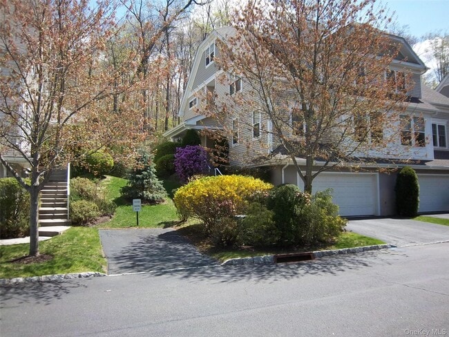 36 Briarbrook Dr in Briarcliff Manor, NY - Foto de edificio - Building Photo