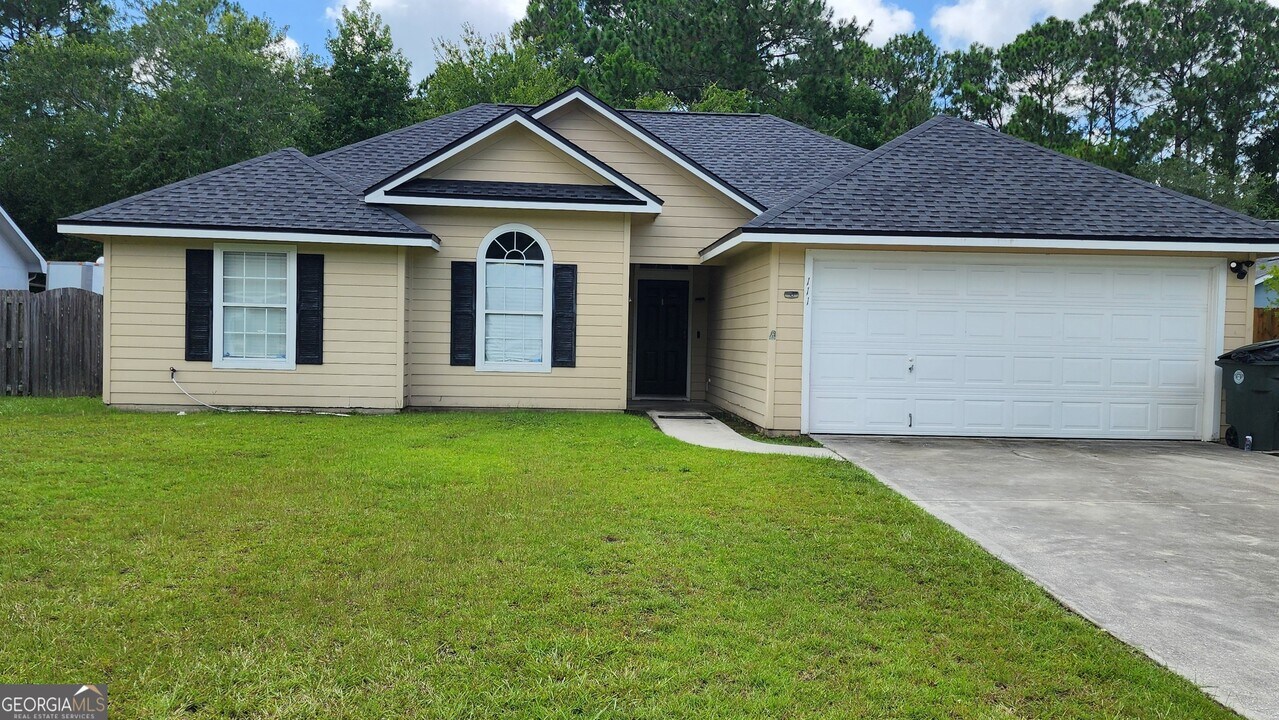 111 Lake Wisteria Ct in Kingsland, GA - Building Photo