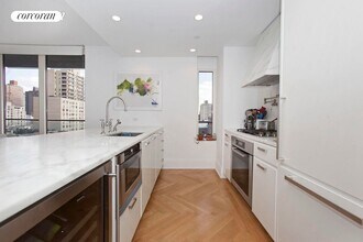 305 E 85th St in New York, NY - Building Photo - Building Photo