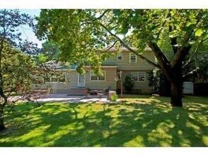 305 Maplewood Rd in Huntington Station, NY - Building Photo - Building Photo