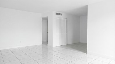 Brisa Apartment Homes in Sunrise, FL - Building Photo - Building Photo