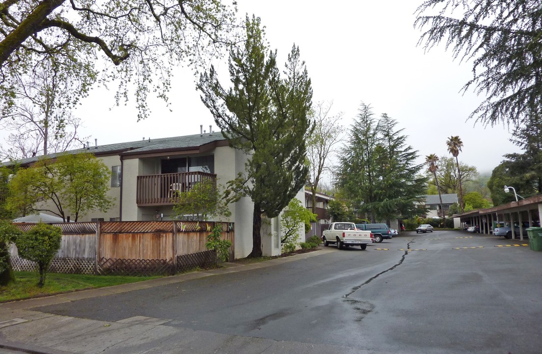 Graceland Apartments in Ukiah, CA - Building Photo