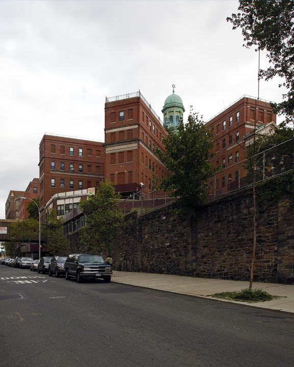 Findlay Teller Apartments in Bronx, NY - Building Photo