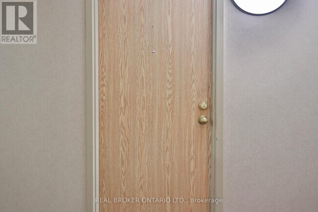 35 Trailwood Dr in Mississauga, ON - Building Photo - Building Photo