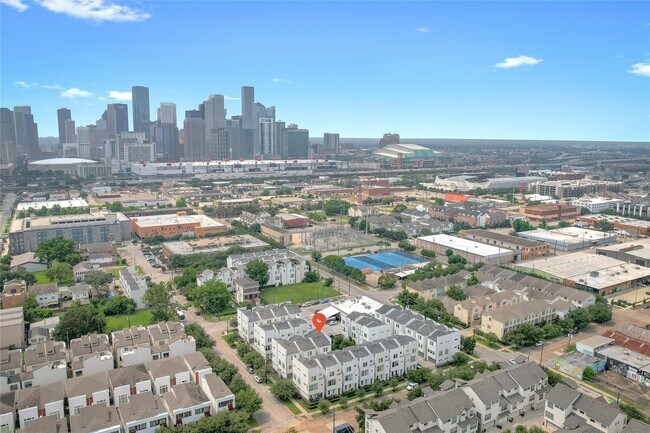 2719 Clay St in Houston, TX - Building Photo - Building Photo