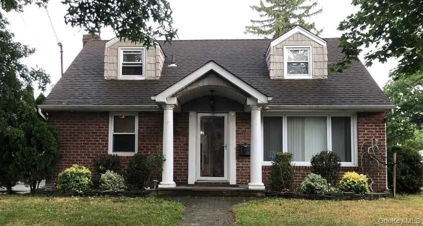 1702 Aladdin Ave in New Hyde Park, NY - Building Photo