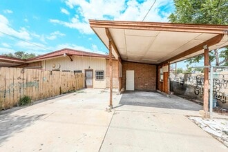 2718 E Price St in Laredo, TX - Building Photo - Building Photo