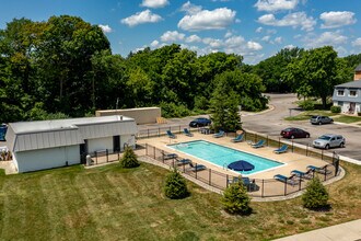 Hines Park Place Apartments in Plymouth, MI - Foto de edificio - Building Photo