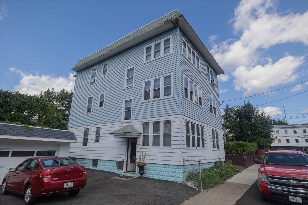 14 Johnson St in Johnson City, NY - Building Photo