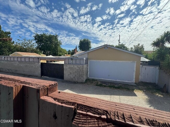 22630 Gilmore St in Los Angeles, CA - Foto de edificio - Building Photo