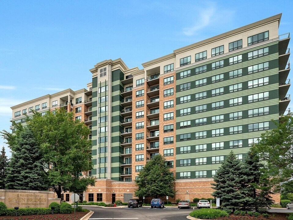 6420 Double Eagle Dr in Woodridge, IL - Building Photo