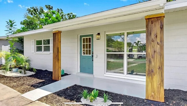 636 41st Ave NE in St. Petersburg, FL - Foto de edificio - Building Photo