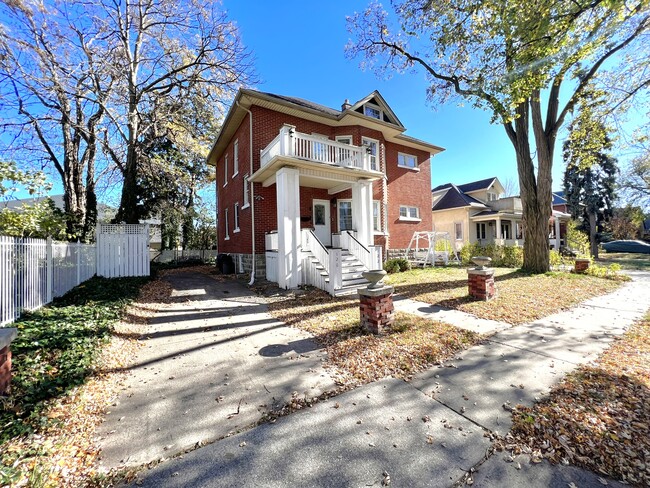 120 McEwan Ave in Windsor, ON - Foto de edificio - Building Photo