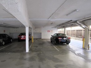 1335 S Carmelina Ave-Unit -108 in Los Angeles, CA - Building Photo - Building Photo