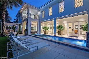 501 2nd Ave N in Naples, FL - Building Photo