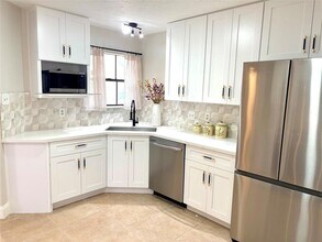 1935 Creekshire Dr in Sugar Land, TX - Building Photo - Building Photo