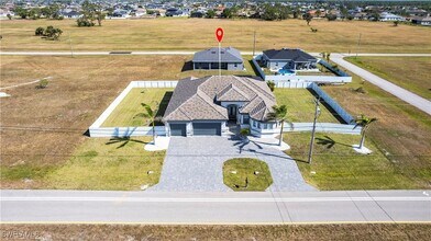 3405 Gulfstream Pkwy in Cape Coral, FL - Foto de edificio - Building Photo