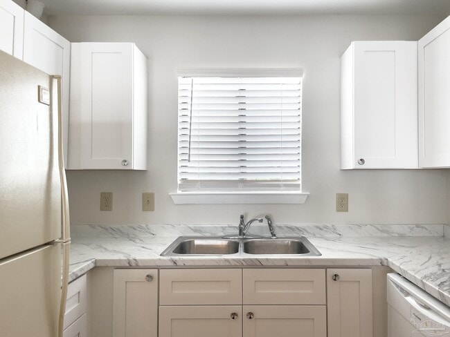 14100 River Rd in Pensacola, FL - Foto de edificio - Building Photo