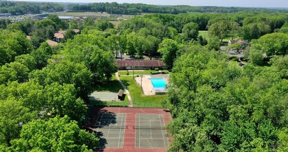 Covered Bridge Condominiums in Manalapan, NJ - Foto de edificio - Building Photo