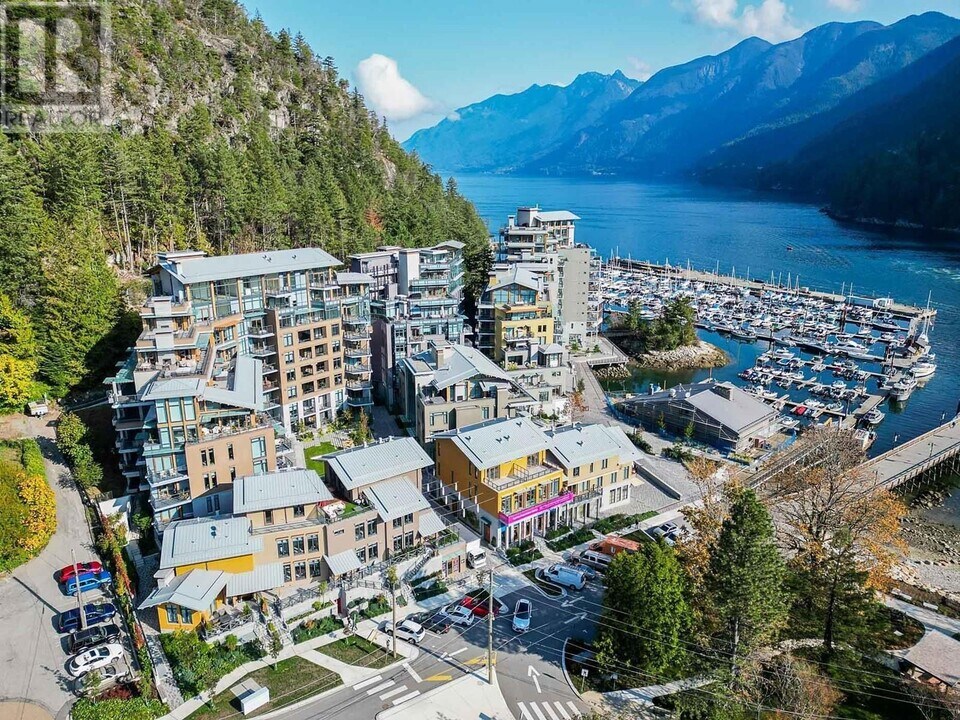6707-6707 Nelson Ave in West Vancouver, BC - Building Photo