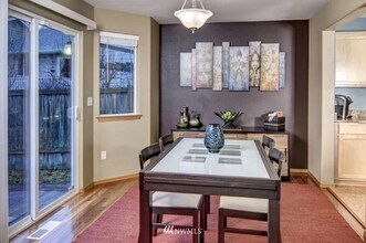 18318 8th Dr SE in Bothell, WA - Foto de edificio - Building Photo