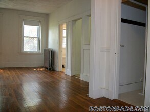 1334 Commonwealth Avenue, Unit 18 in Boston, MA - Foto de edificio - Building Photo