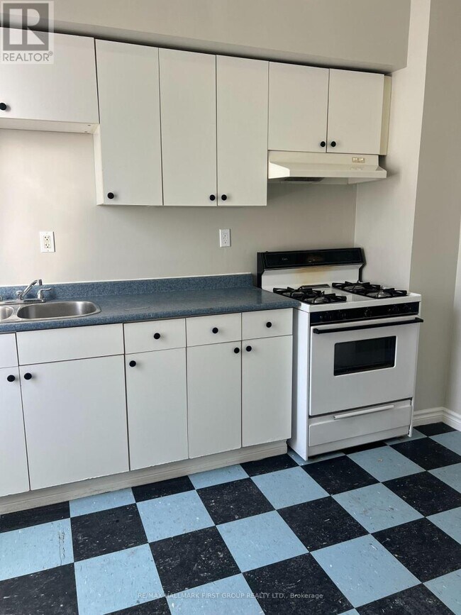 730 Simcoe St S in Oshawa, ON - Building Photo - Building Photo