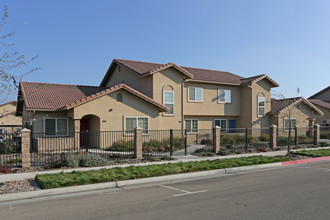 Viscaya Gardens in Dinuba, CA - Foto de edificio - Building Photo