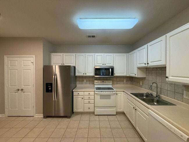 6941 Hanesbrook Cir in Clemmons, NC - Building Photo - Building Photo