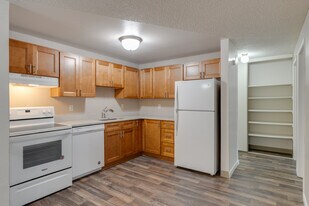 Creekside Commons Apartments in Tigard, OR - Building Photo