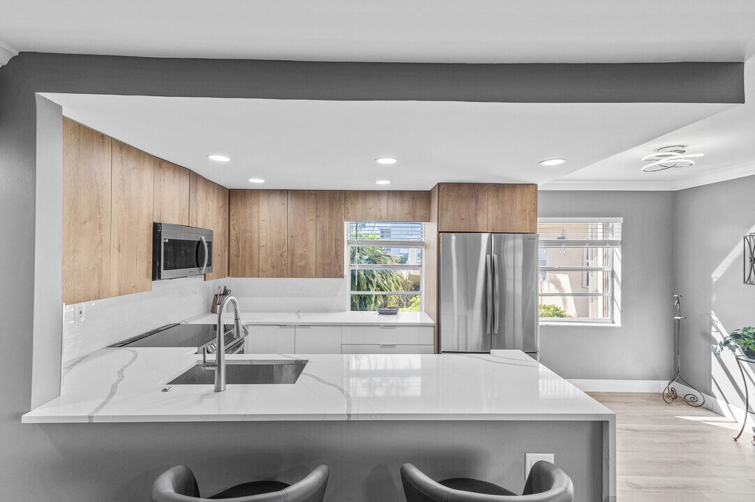195 Burgundy E in Delray Beach, FL - Building Photo