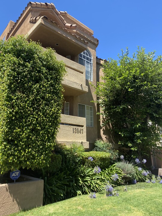 13947 Milbank St, Unit Apt 2 in Los Angeles, CA - Foto de edificio