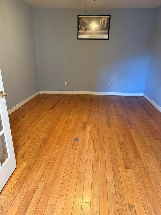 76 E Argyle St in Valley Stream, NY - Foto de edificio - Building Photo