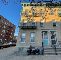 43-01 34th Ave in Long Island City, NY - Building Photo