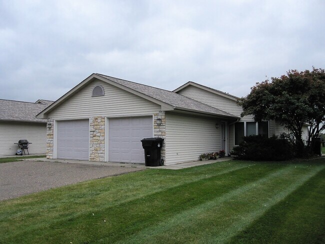 594 W 8th St, Unit A in New Richmond, WI - Building Photo - Building Photo