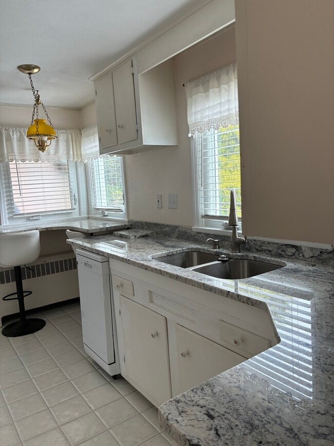 197 Carter Ln in Southington, CT - Building Photo - Building Photo