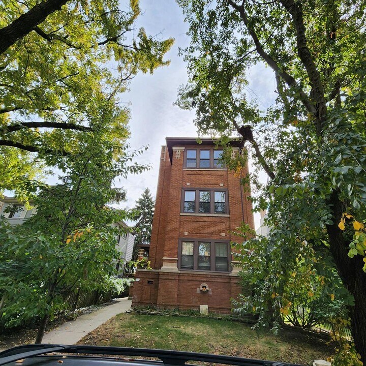 1251 W Columbia Ave, Unit #1 in Chicago, IL - Foto de edificio