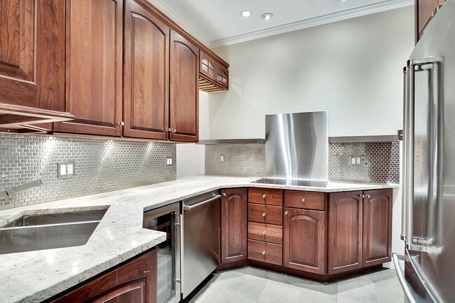 1228 N Dearborn St, Unit 2F in Chicago, IL - Foto de edificio - Building Photo