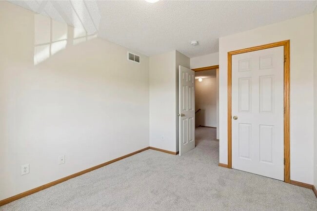 17542 Gillette Way in Lakeville, MN - Foto de edificio - Building Photo