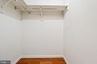 5904 Mt Eagle Dr in Alexandria, VA - Foto de edificio - Building Photo