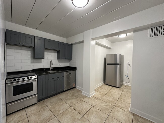 1360 W Touhy Ave in Chicago, IL - Building Photo - Building Photo