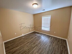 308 E 1st St in Iowa, LA - Building Photo - Building Photo