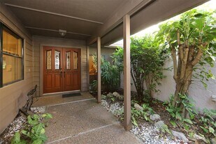 5728 Doral Dr in Sarasota, FL - Building Photo