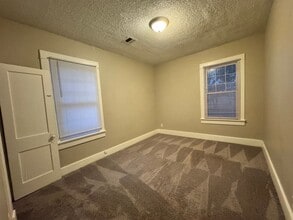 214 W 9th St in Newton, KS - Building Photo - Building Photo