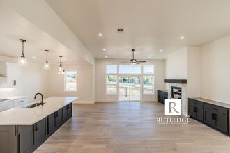 3282 Sky Wy in Medford, OR - Building Photo - Building Photo