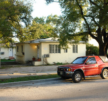 55-61 NE 59th St in Miami, FL - Building Photo